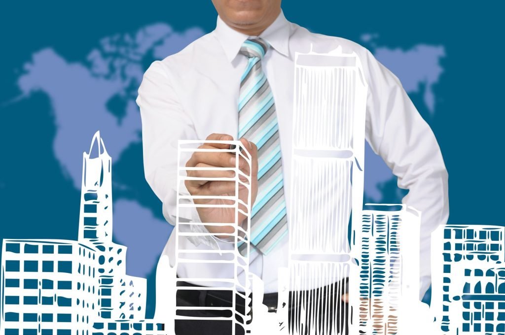 رجل أعمال يرسم مخططًا لمبانٍ حديثة